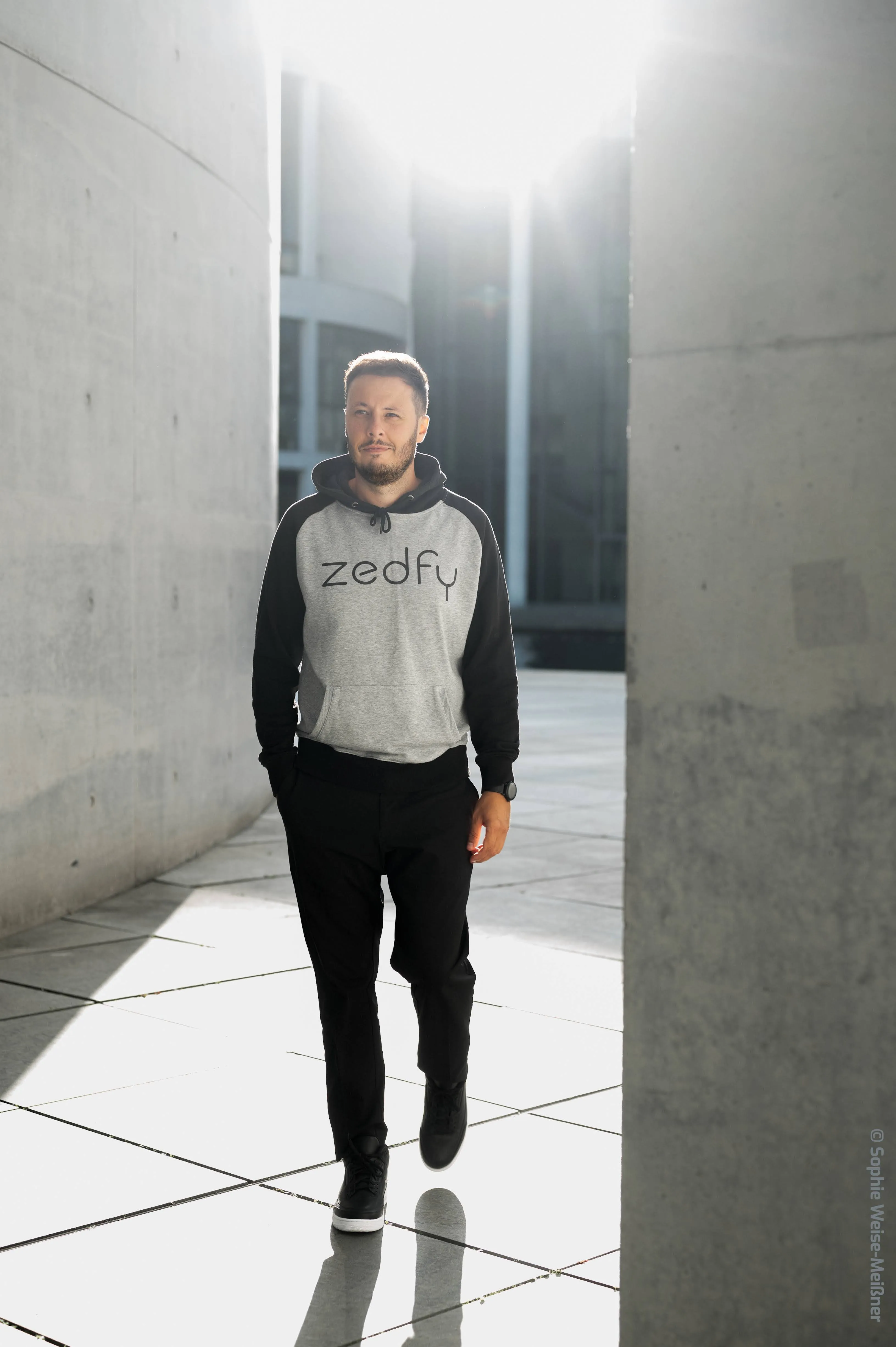 Vadim Tarek Mousa in Bewegung, mit Zedfy-Hoodie